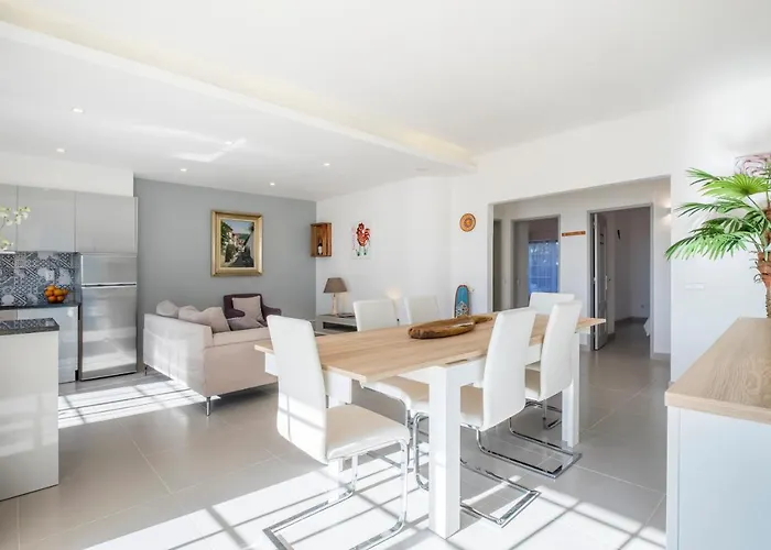 Beautiful Seaview 2 Bedroom Apartment